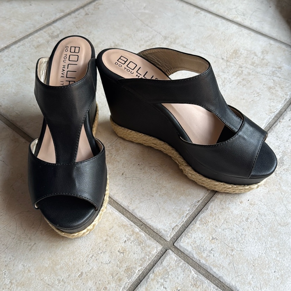 Black Platform Wedge Sandals with Modern T-Strap Design, Size 8